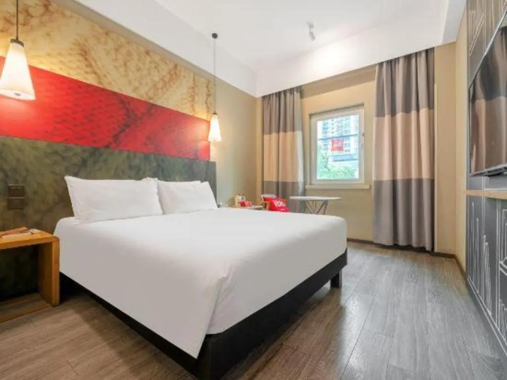 Bed in Ibis Xiamen Railway Station Hotel