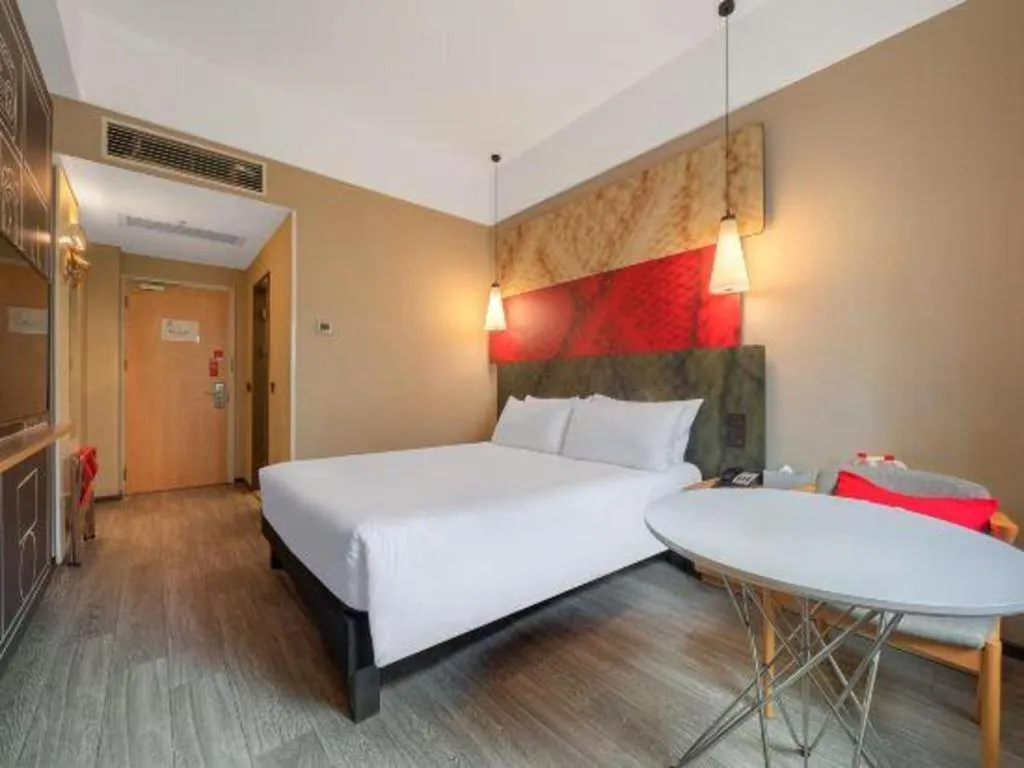 Bed in Ibis Xiamen Railway Station Hotel