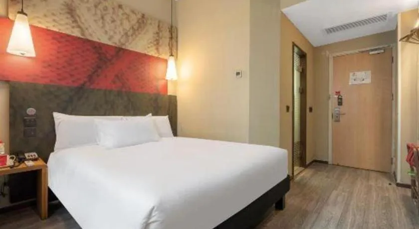 Bed in Ibis Xiamen Railway Station Hotel