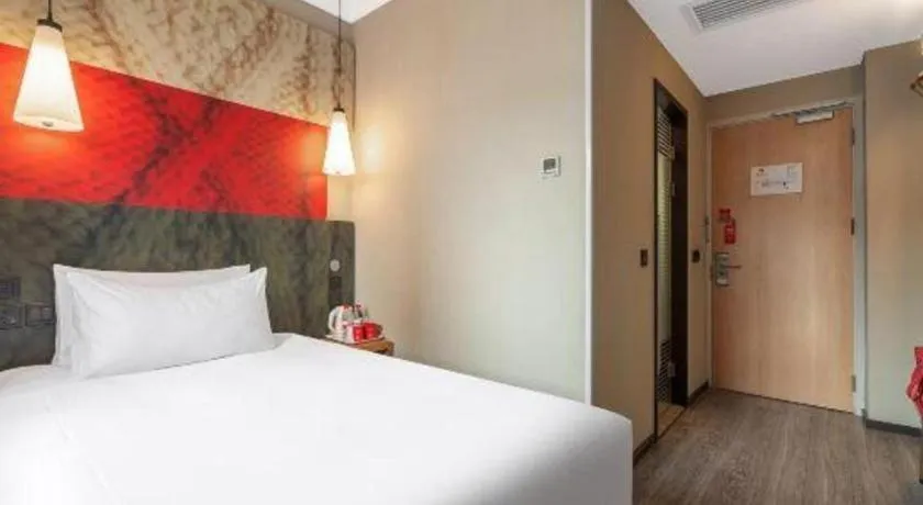 Bed in Ibis Xiamen Railway Station Hotel