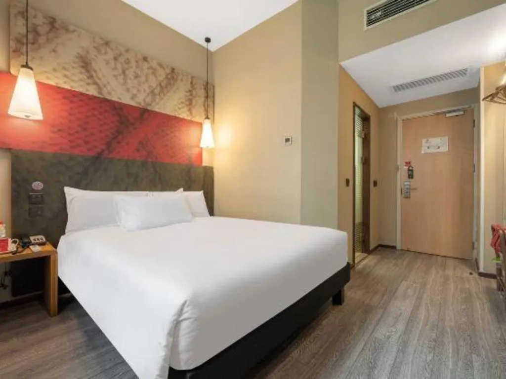 Bed in Ibis Xiamen Railway Station Hotel