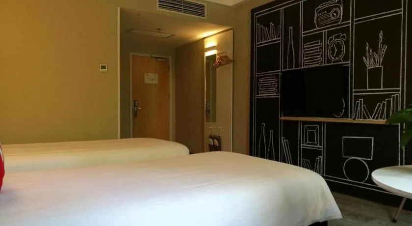 Bed in Ibis Xiamen Railway Station Hotel