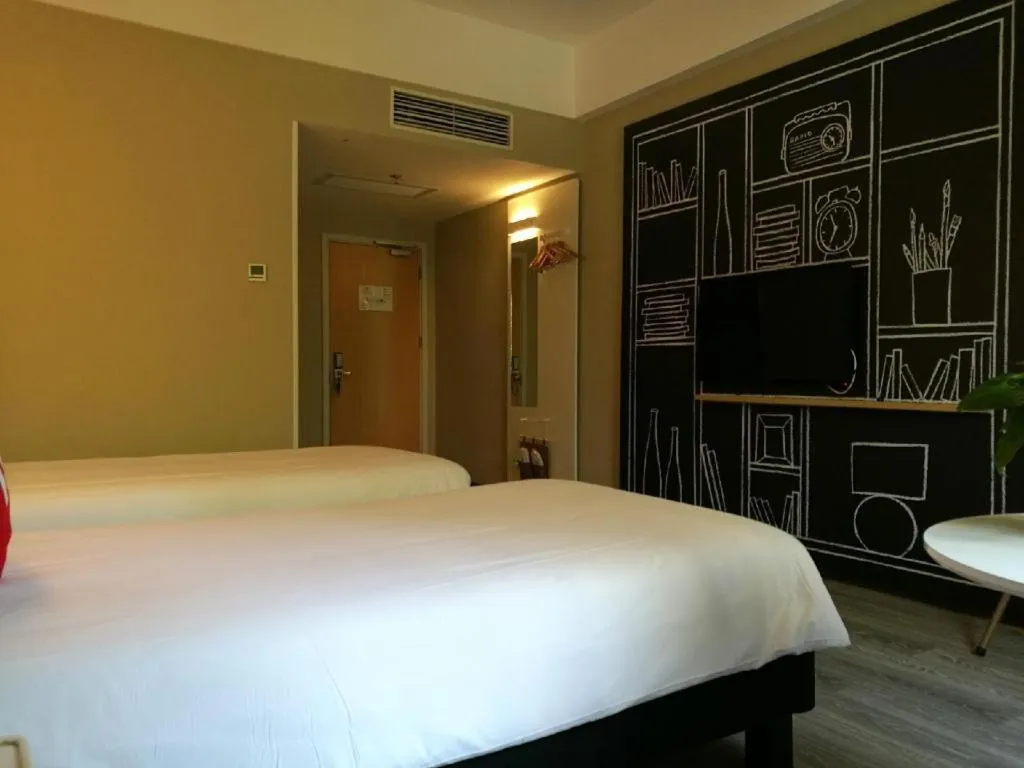 Bed in Ibis Xiamen Railway Station Hotel