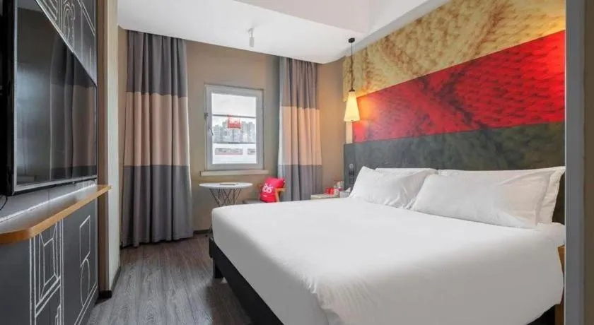 Bed in Ibis Xiamen Railway Station Hotel