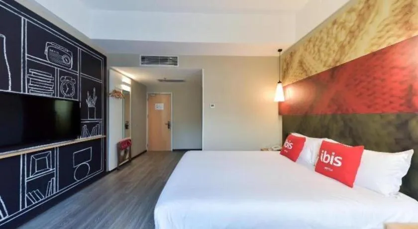 Bed in Ibis Xiamen Railway Station Hotel
