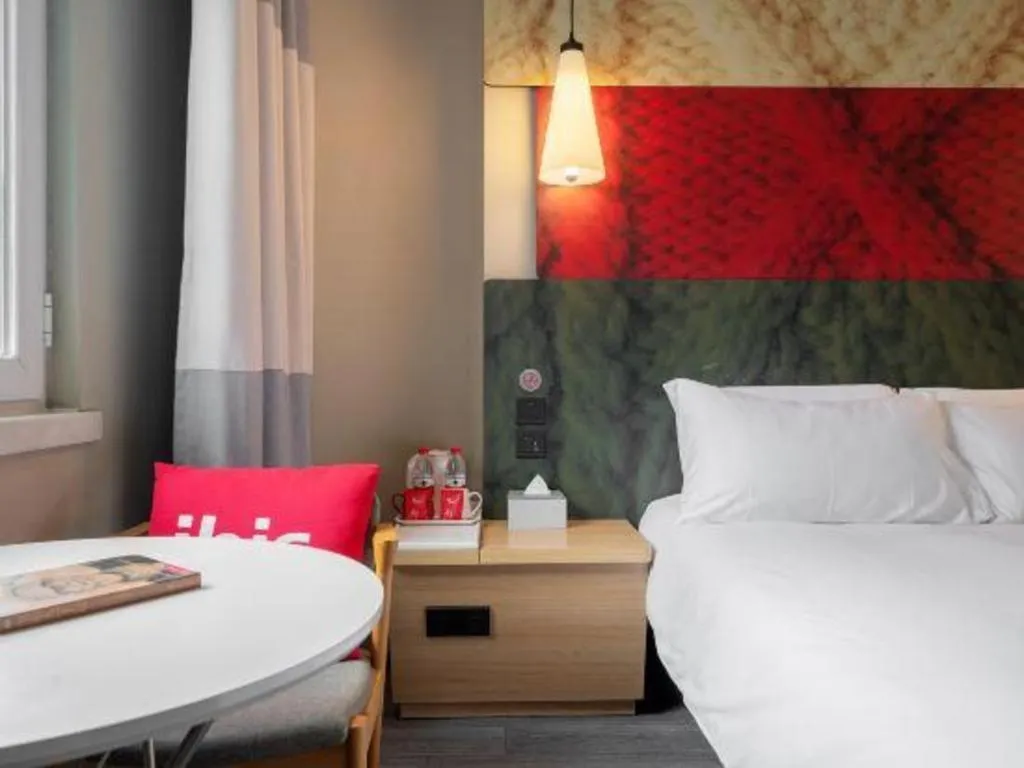 Bed in Ibis Xiamen Railway Station Hotel