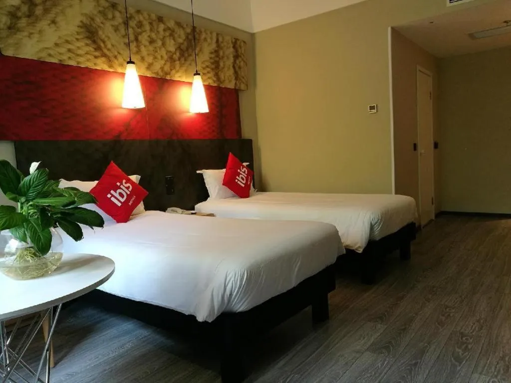 Bed in Ibis Xiamen Railway Station Hotel