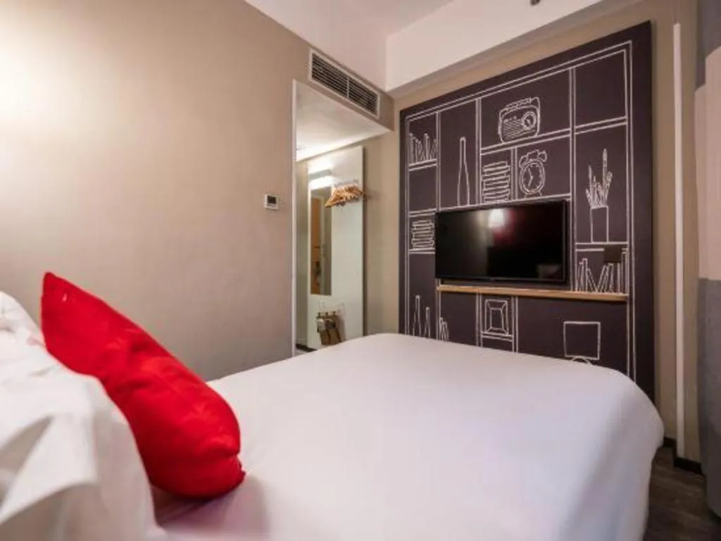Bed in Ibis Xiamen Railway Station Hotel