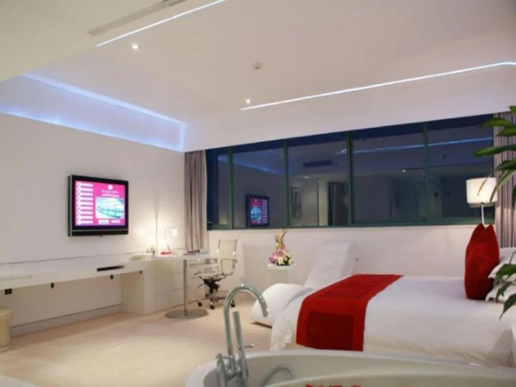 Bed in Ramada Plaza by Wyndham Hangzhou Riverside