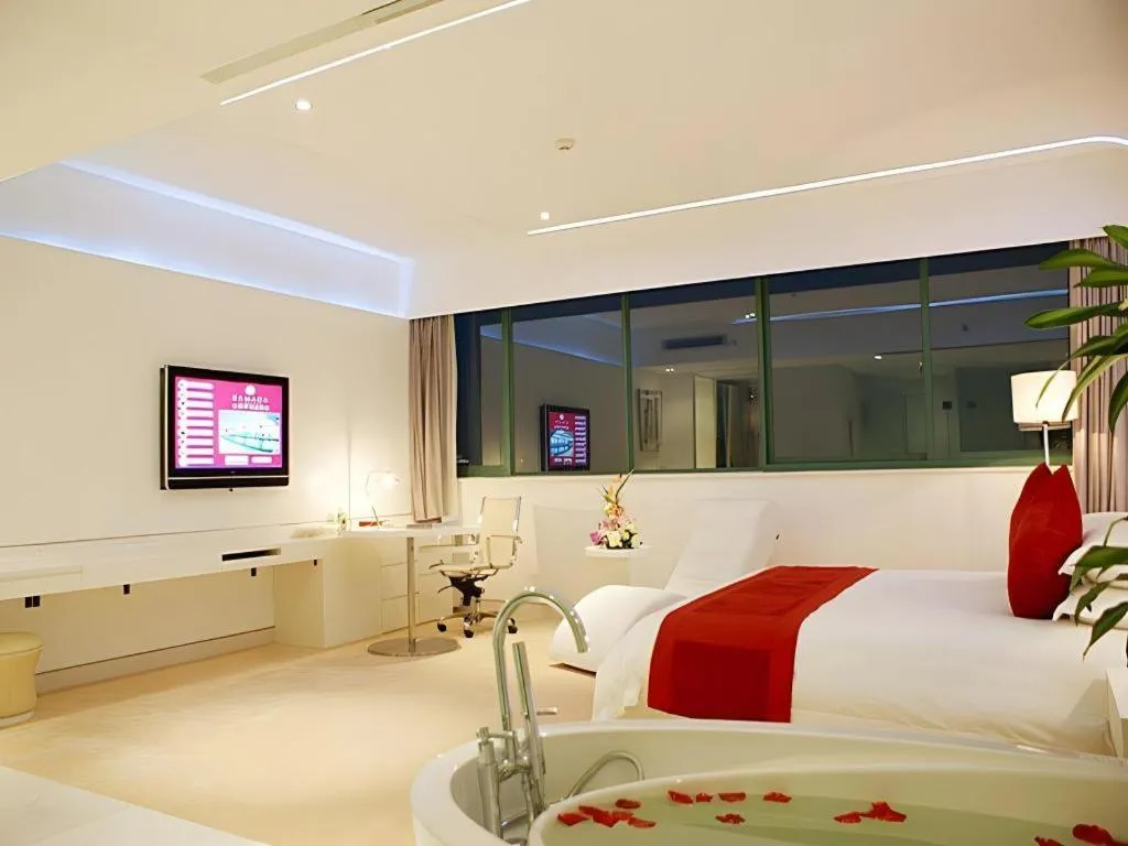 Bed in Ramada Plaza by Wyndham Hangzhou Riverside