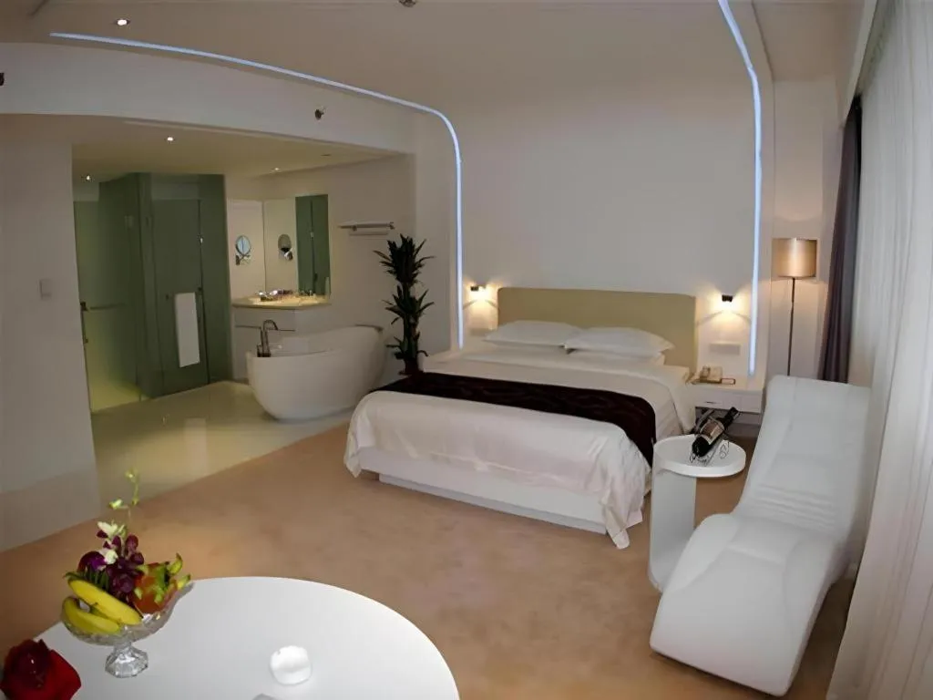 Bed in Ramada Plaza by Wyndham Hangzhou Riverside