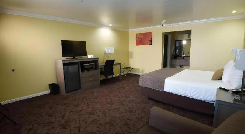 Bed in Best Western Hanford Inn