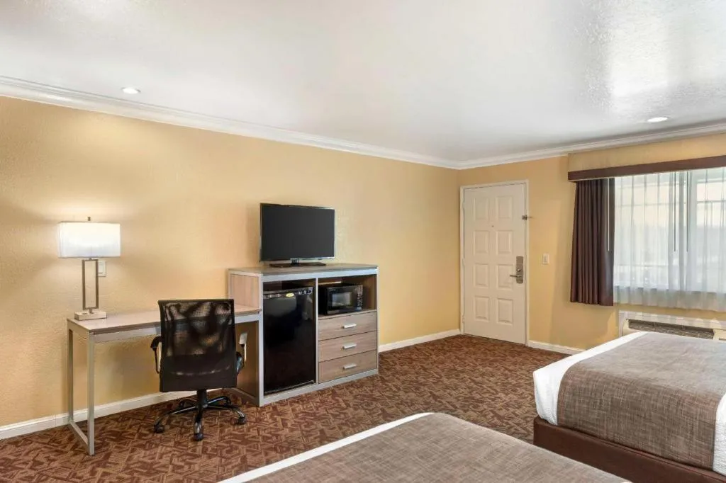 Bed in Best Western Hanford Inn