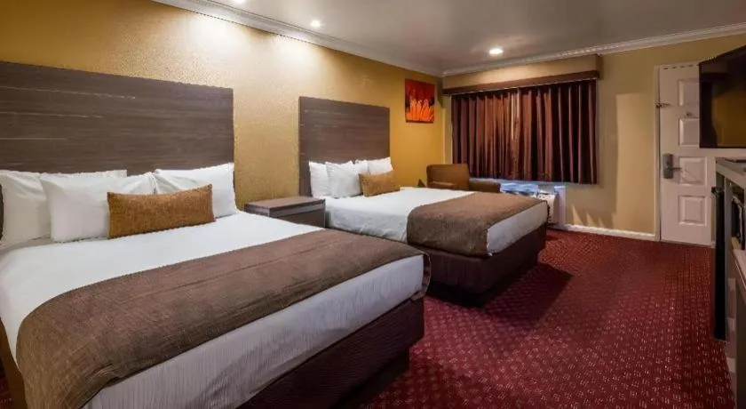 Bed in Best Western Hanford Inn