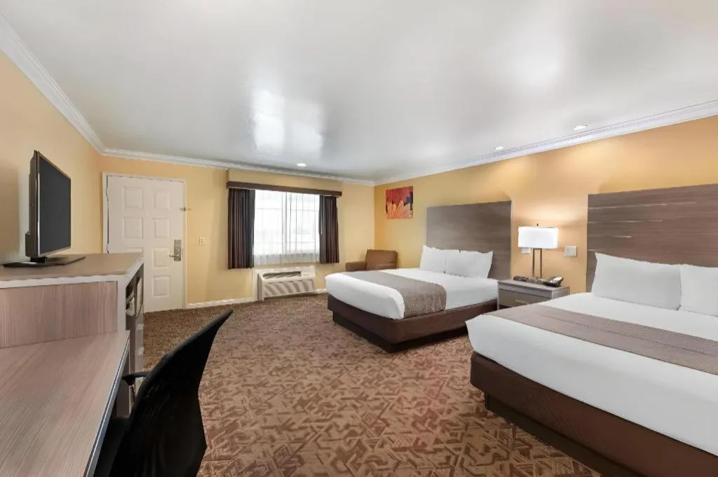 Bed in Best Western Hanford Inn