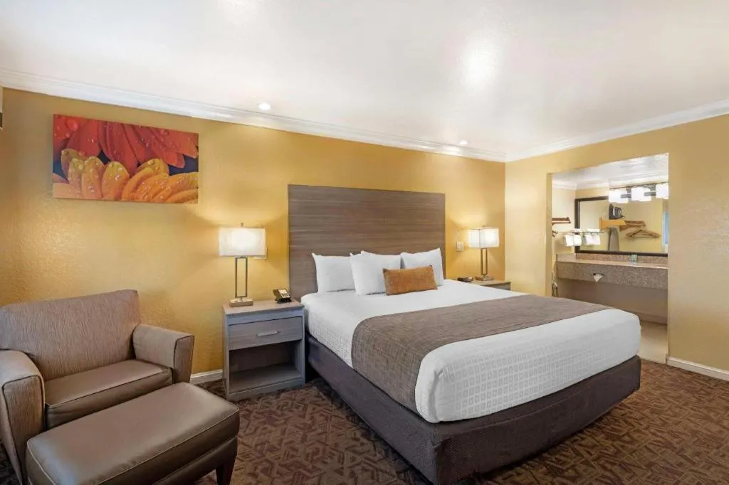 Bed in Best Western Hanford Inn