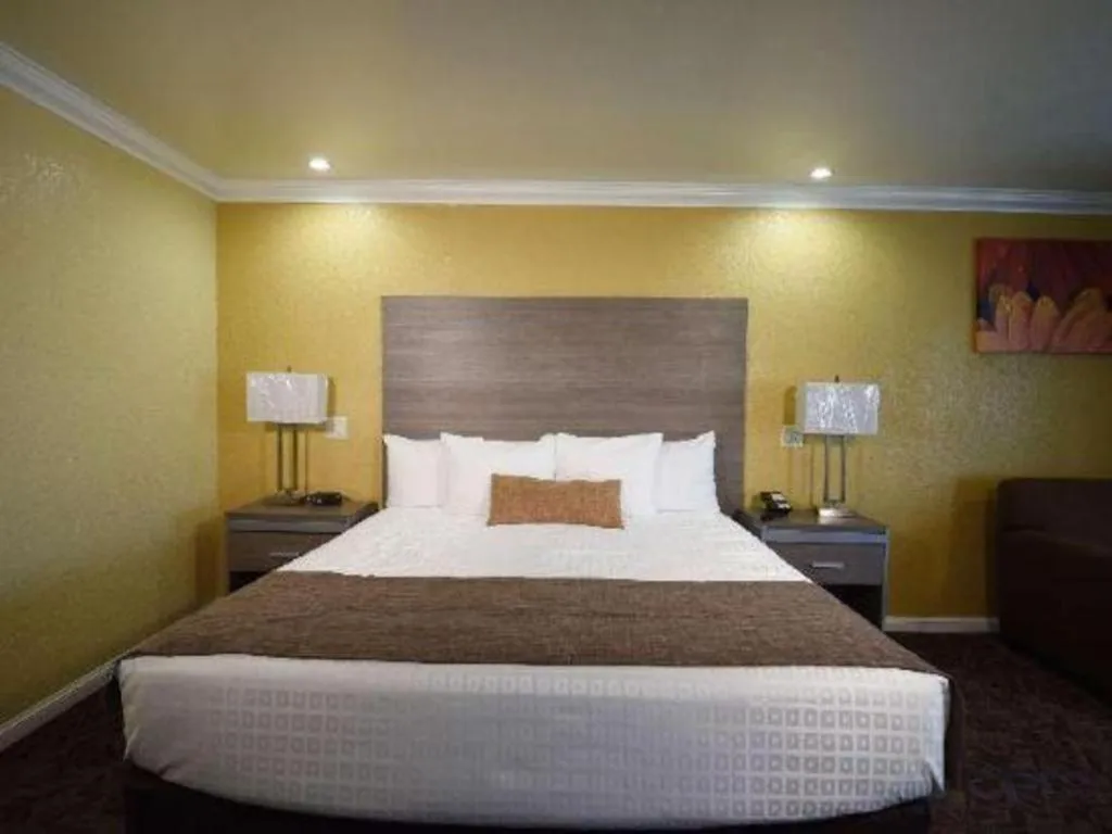 Bed in Best Western Hanford Inn