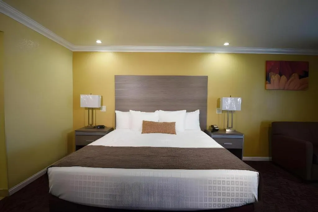 Bed in Best Western Hanford Inn