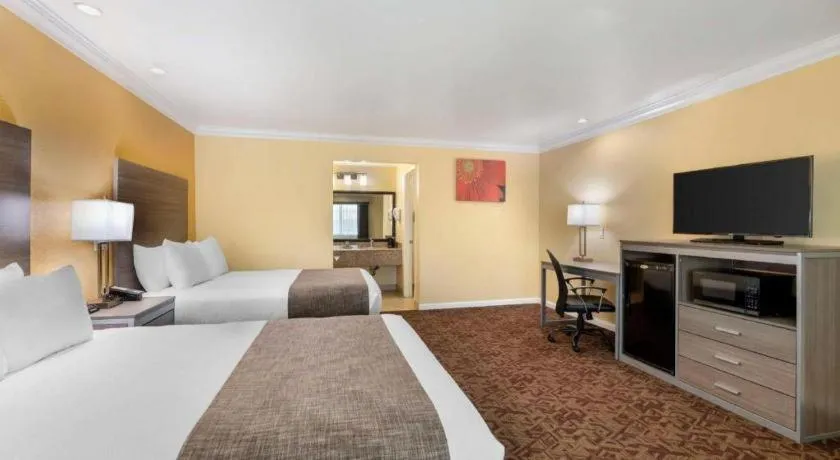 Bed in Best Western Hanford Inn