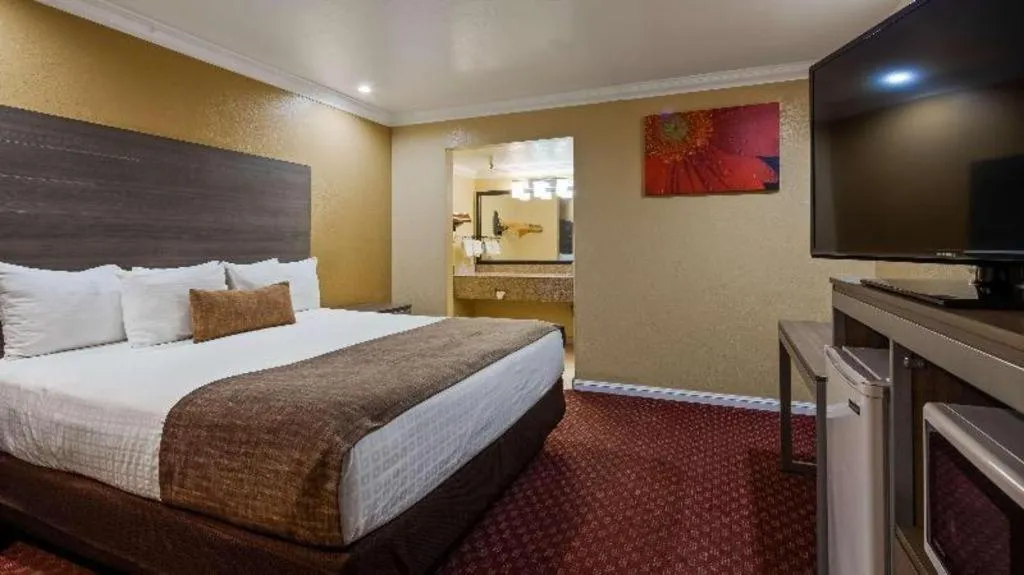 Bed in Best Western Hanford Inn