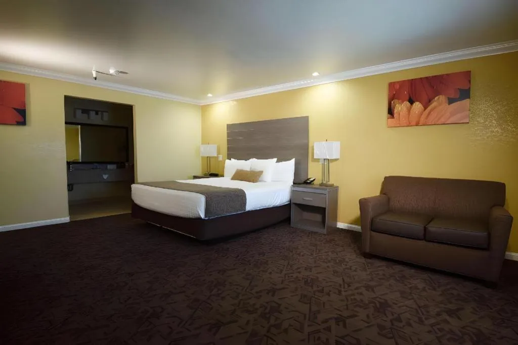 Bed in Best Western Hanford Inn