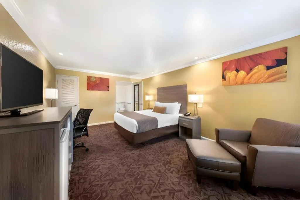 Bed in Best Western Hanford Inn