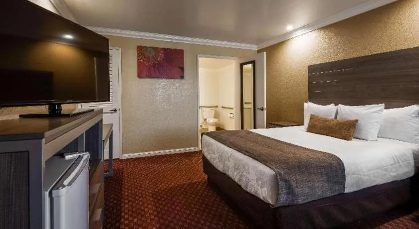 Bed in Best Western Hanford Inn