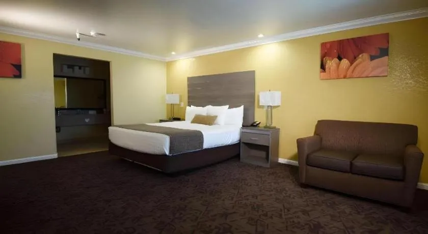 Bed in Best Western Hanford Inn