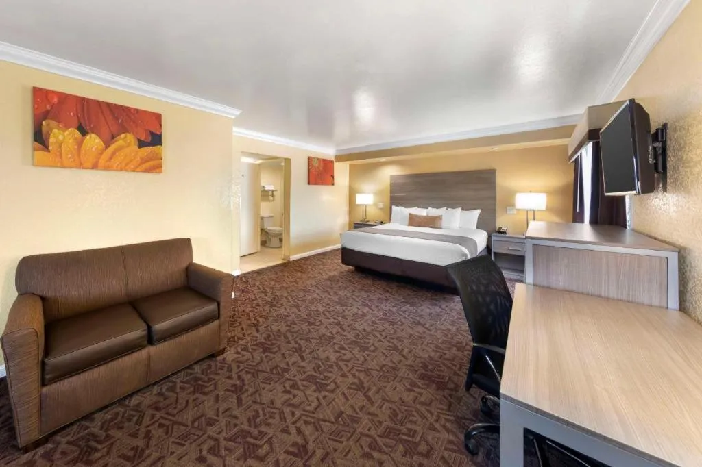 Bed in Best Western Hanford Inn
