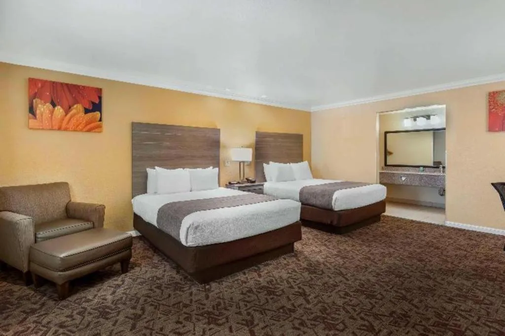 Bed in Best Western Hanford Inn