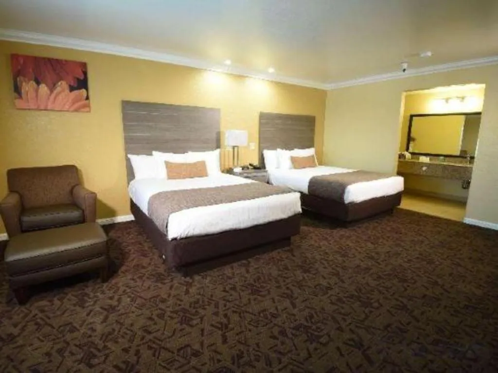 Bed in Best Western Hanford Inn