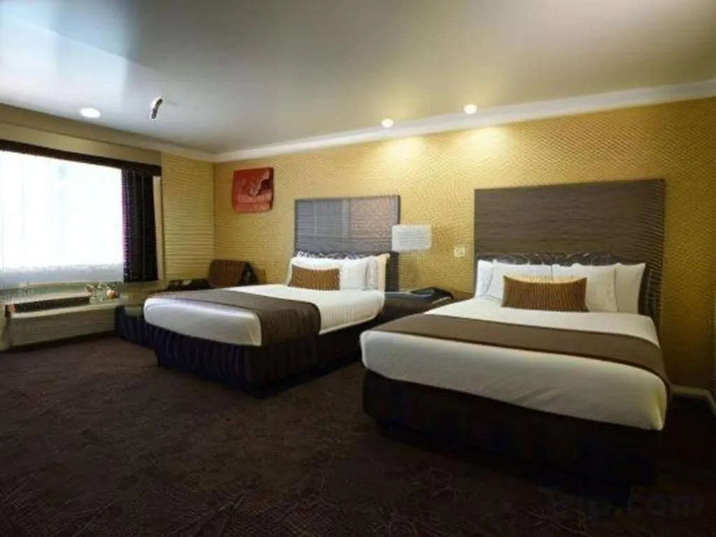 Bed in Best Western Hanford Inn