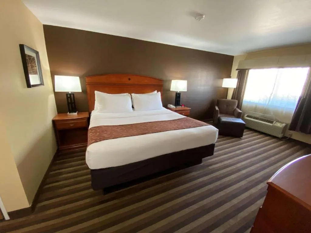 Bed in Best Western Manhattan Inn