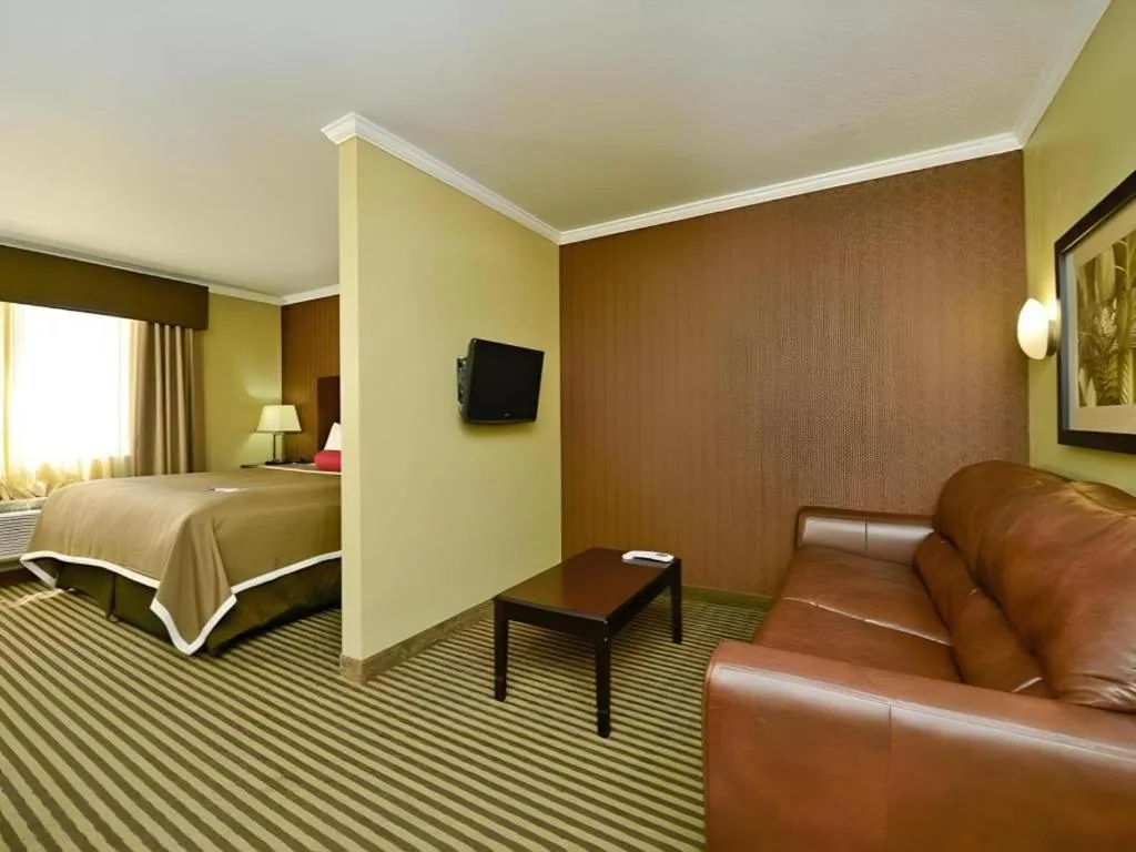 Bed in Best Western Plus Olathe Hotel