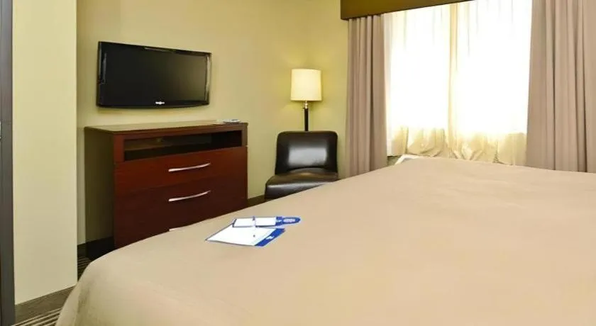 Bed in Best Western Plus Olathe Hotel