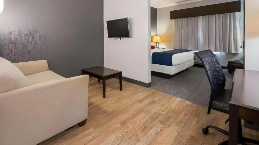 Bed in Best Western Plus Olathe Hotel