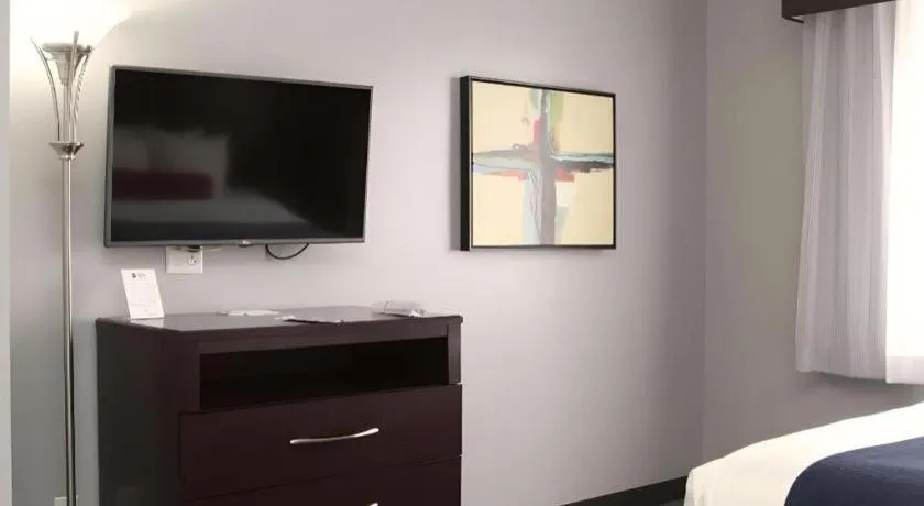 Bed in Best Western Plus Olathe Hotel