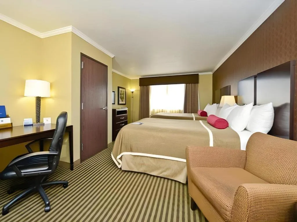 Bed in Best Western Plus Olathe Hotel