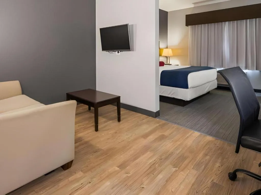 Bed in Best Western Plus Olathe Hotel