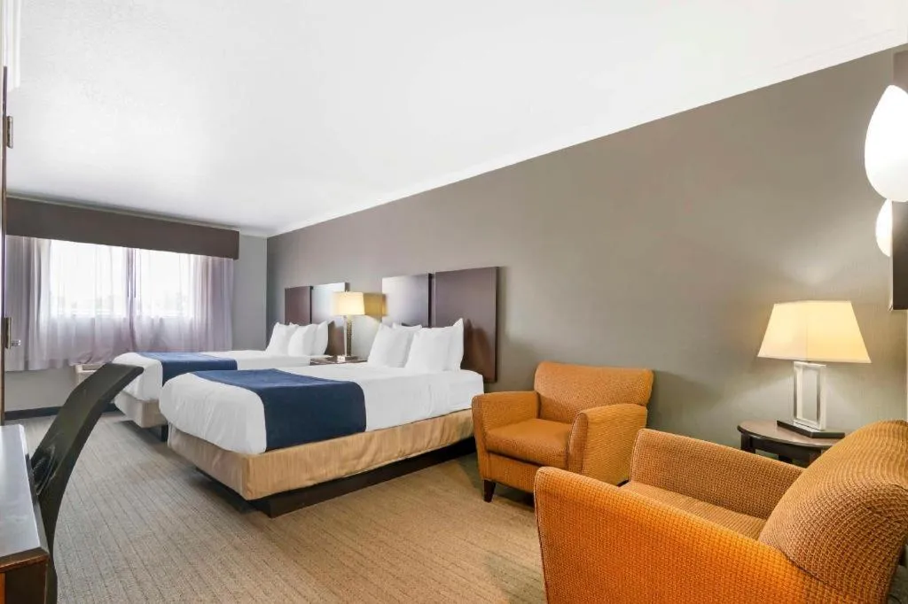 Bed in Best Western Plus Olathe Hotel