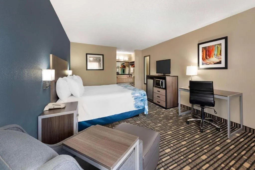 Bed in Best Western Post Oak Inn