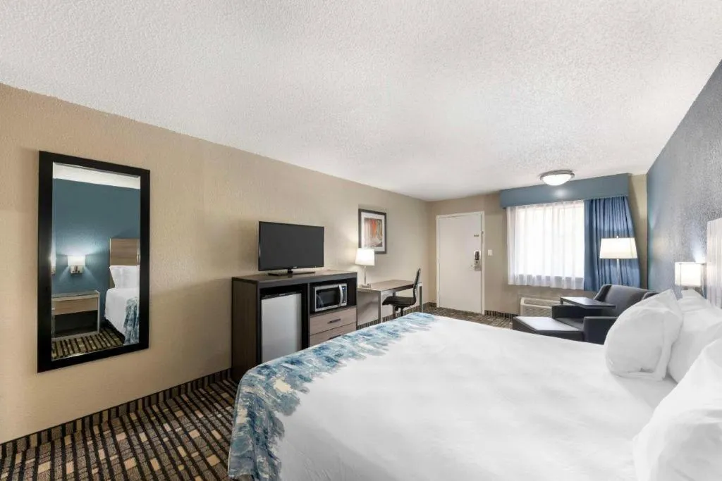 Bed in Best Western Post Oak Inn