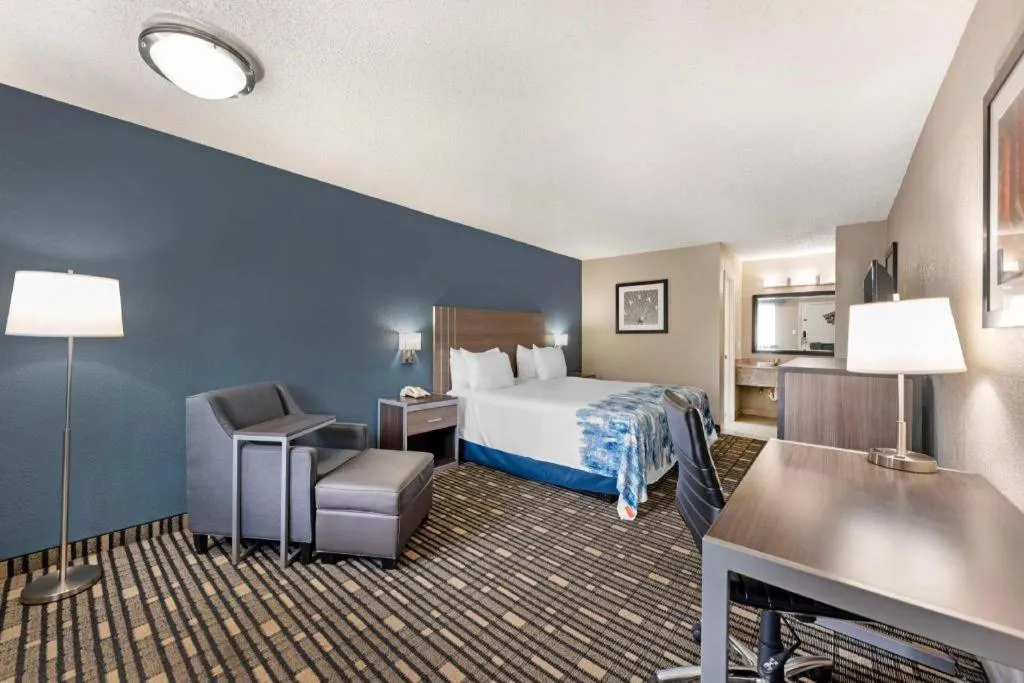 Bed in Best Western Post Oak Inn