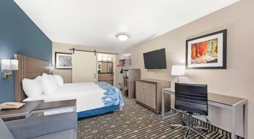 Bed in Best Western Post Oak Inn