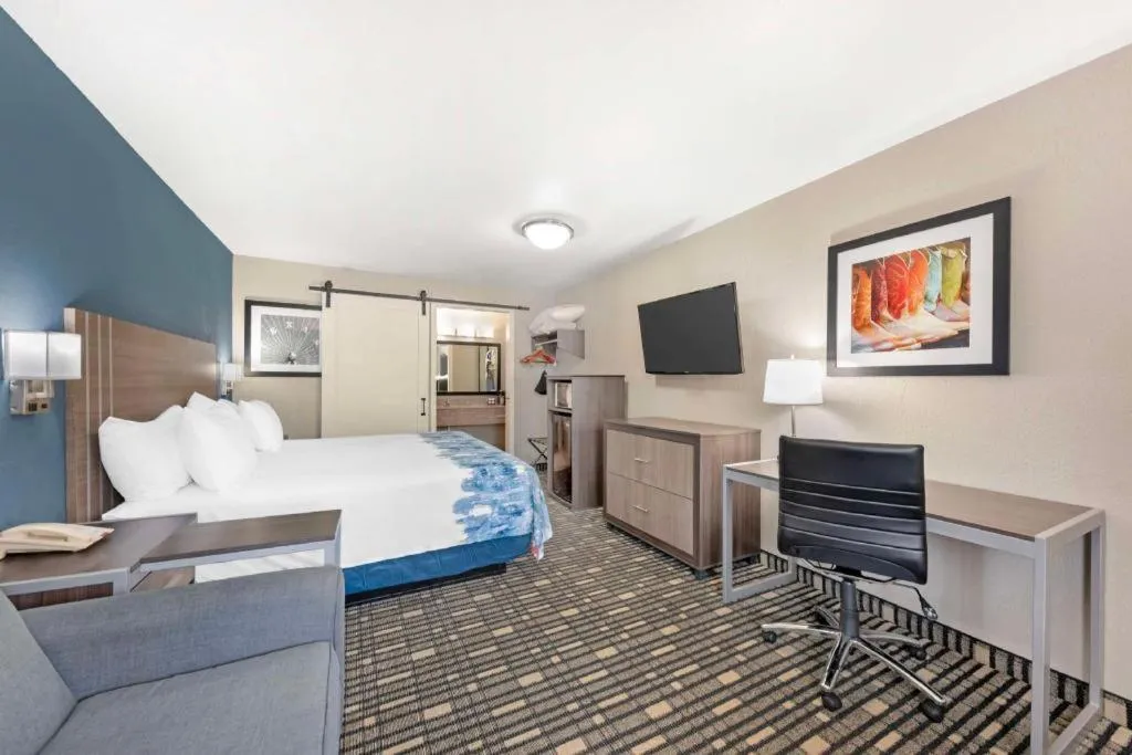 Bed in Best Western Post Oak Inn