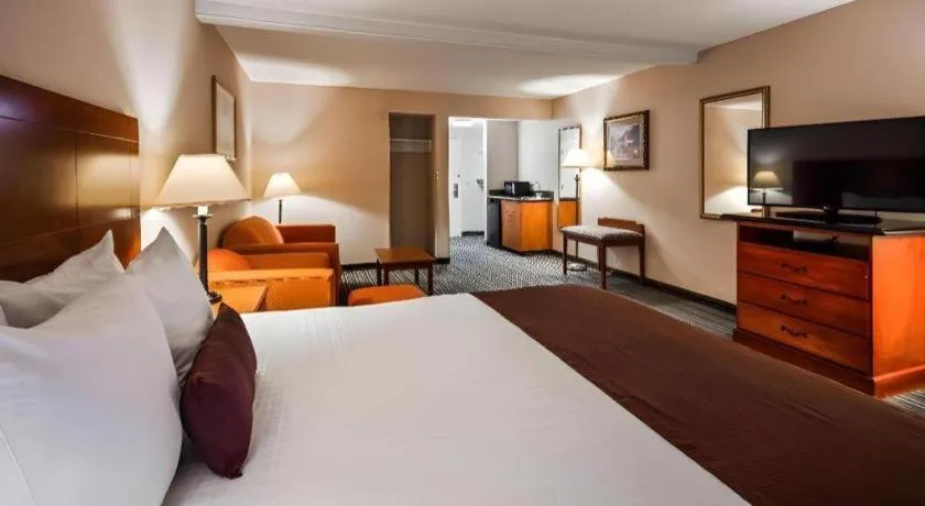 Bed in Best Western Plus Twin View Inn & Suites