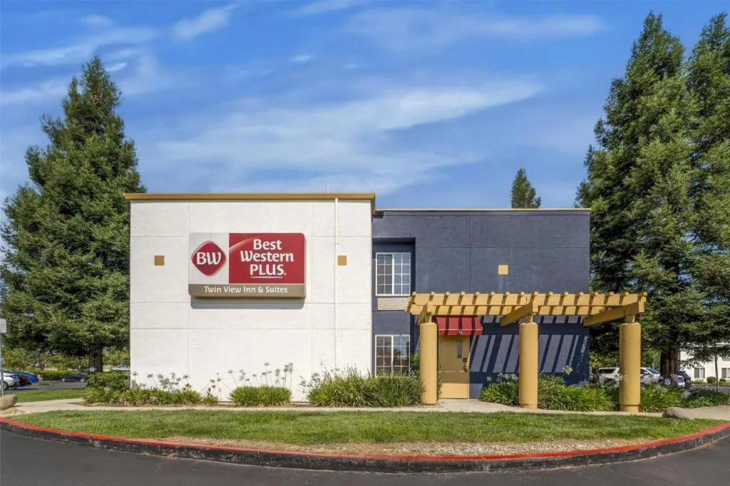 Best Western Plus Twin View Inn & Suites