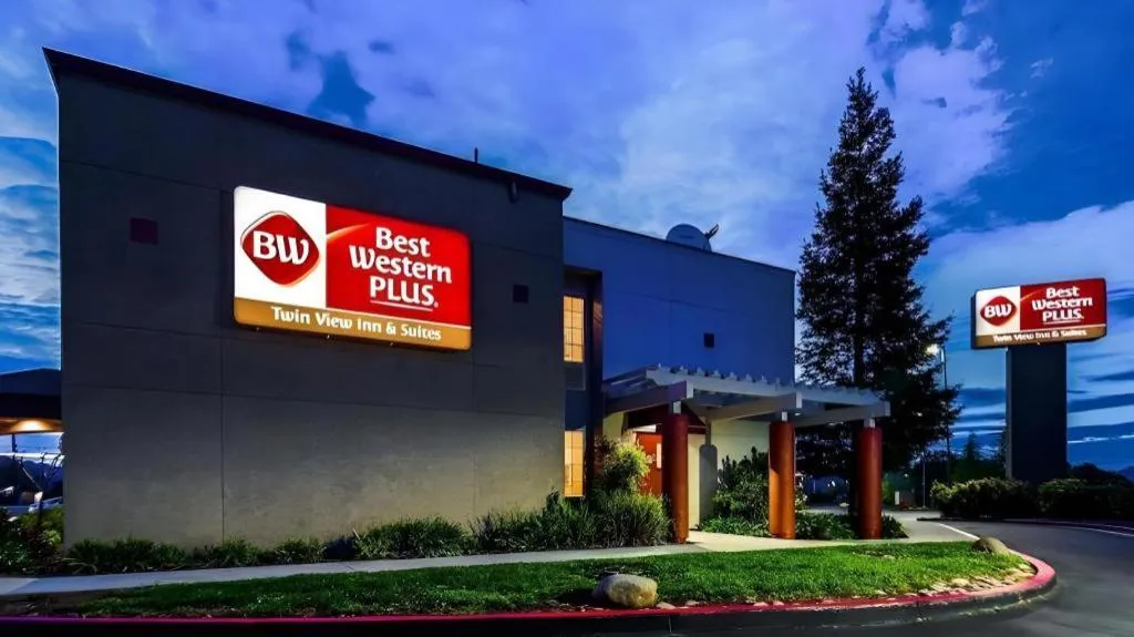 Best Western Plus Twin View Inn & Suites