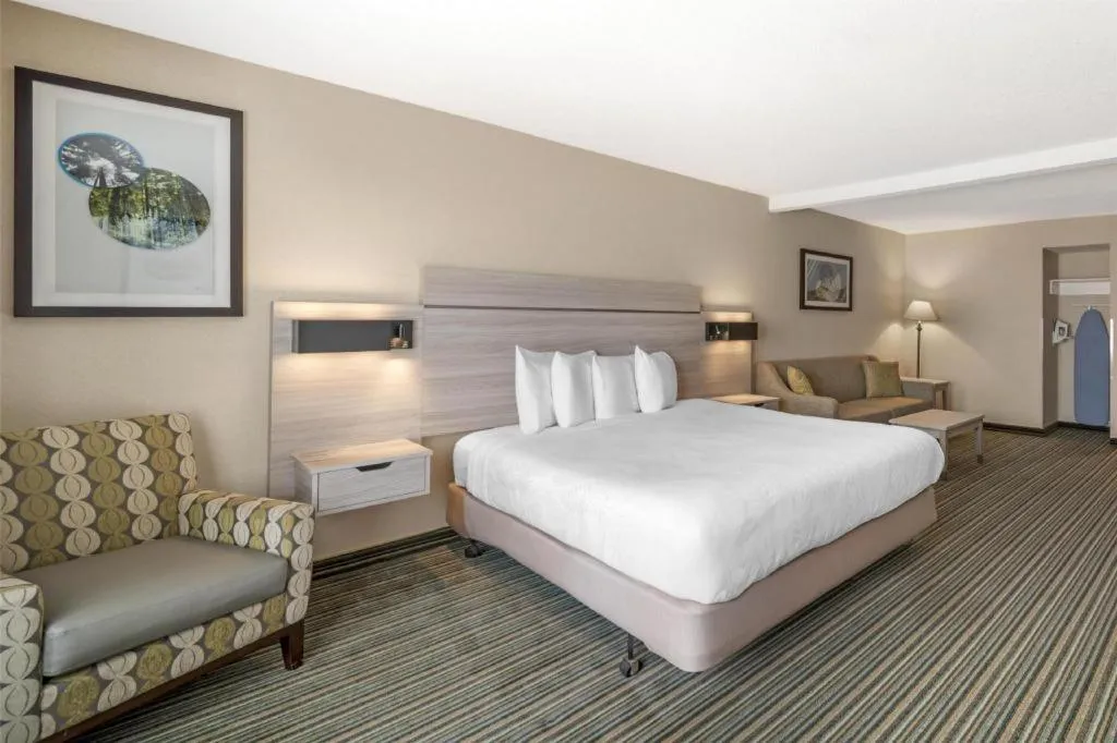 Bed in Best Western Plus Twin View Inn & Suites