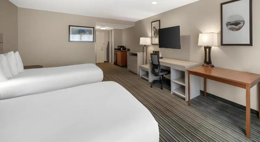 Bed in Best Western Plus Twin View Inn & Suites